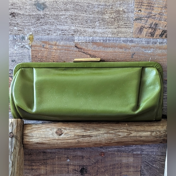 1960's Vintage Green Leather Clutch With Patina Metal Closure - Picture 2 of 13